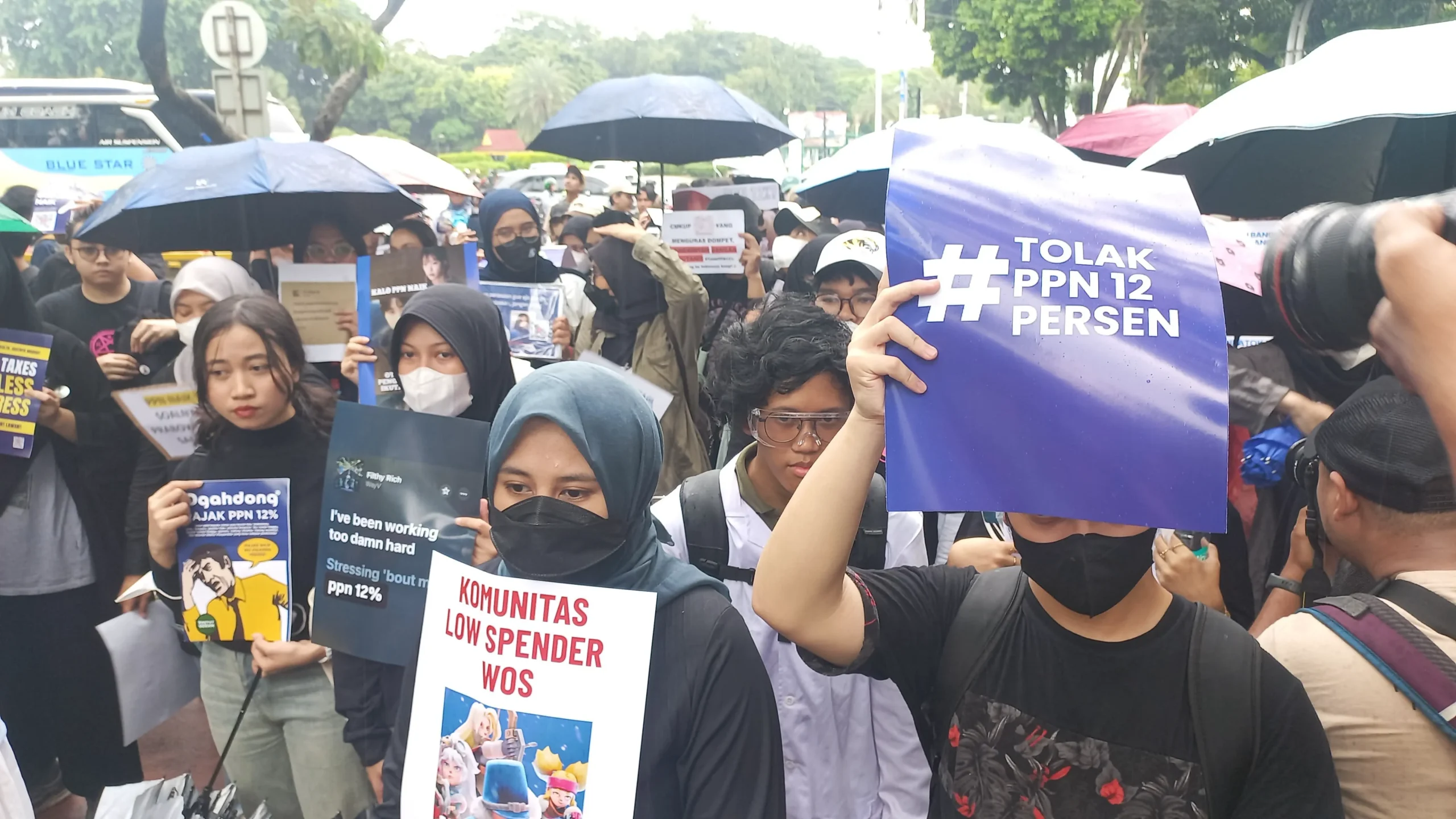 Aksi Tolak Kenaikan PPN 12%: Demonstran Bawa Ragam Poster Kritik di Depan Istana Kepresidenan