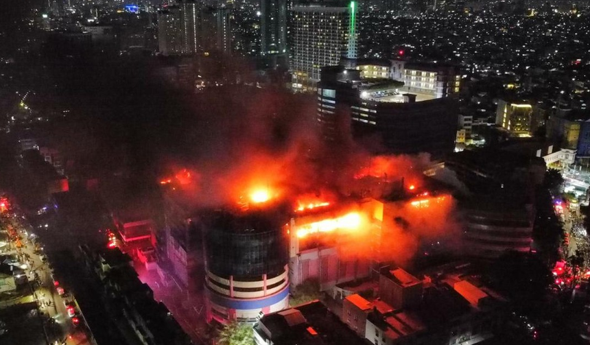 Kebakaran Hebat di Plaza  Glodok Jakarta Barat, Diduga Ada Warga Terjebak