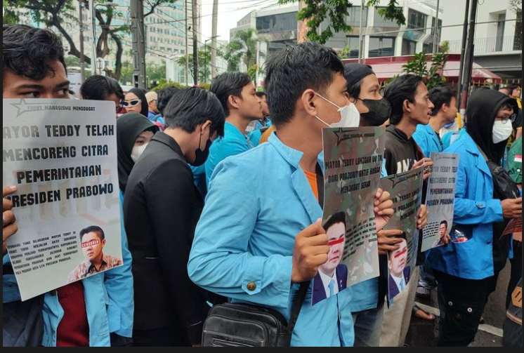 Mahasiswa Membawa Poster Foto Mayor Teddy Dalam Aksi Demo ‘Indonesia Gelap’
