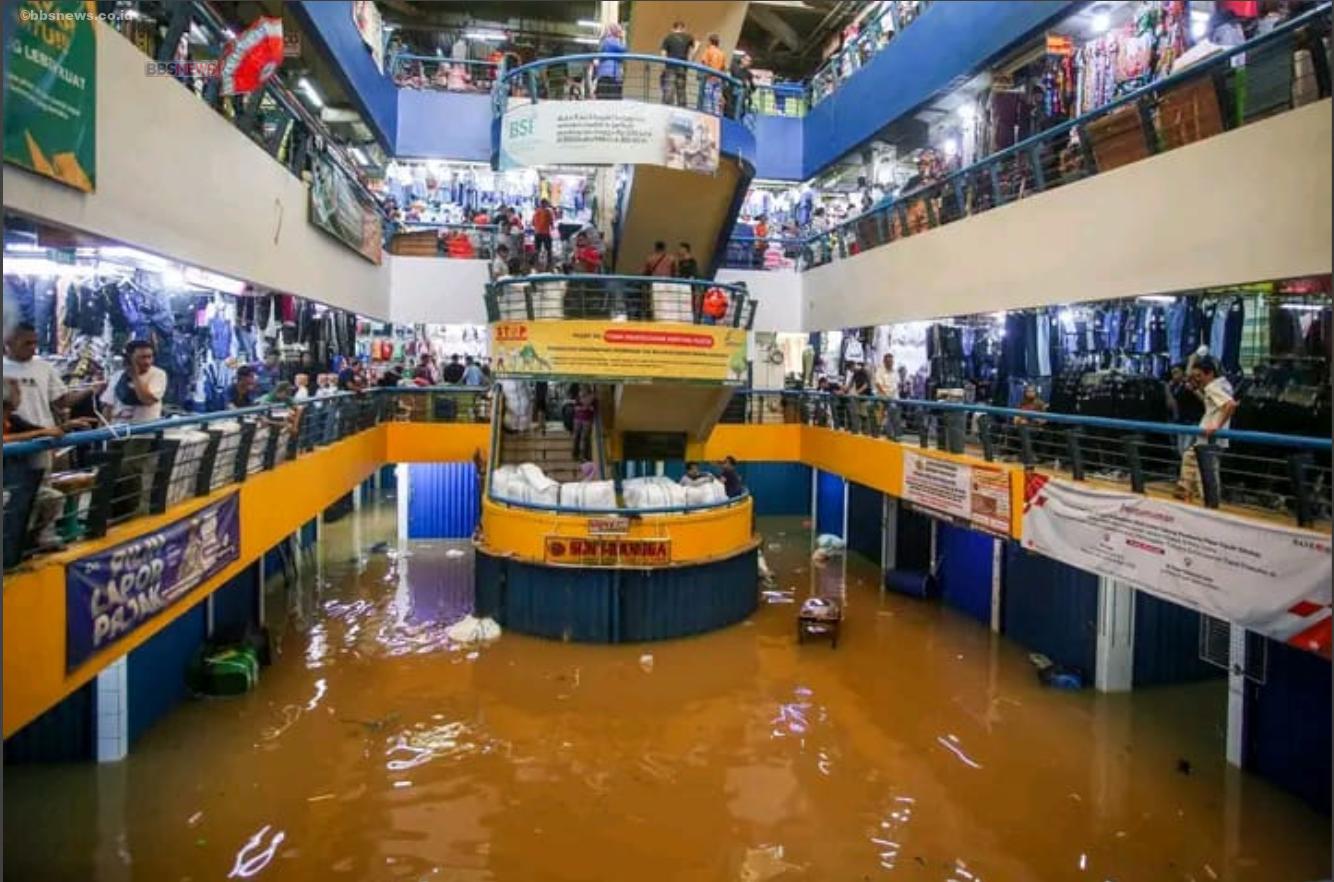 Banjir ‘Lumpuhkan’ Bekasi, Ribuan Rumah dan Mall Terendam di Tangsel dan Jakarta