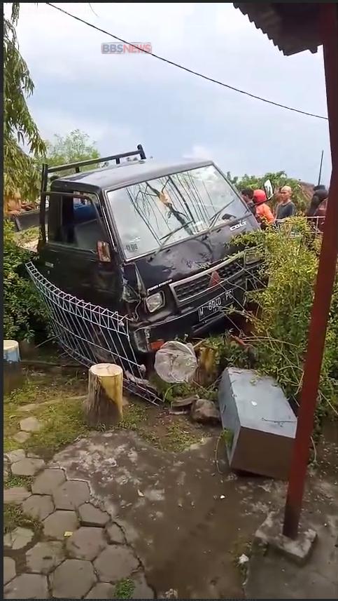 Mobil Pick-Up Oleng di Tikungan Tajam, Satu Korban Tewas di Tlaseh, Kec Tulangan Sidoarjo.