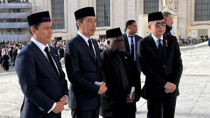 Jokowi dan Macron Bertemu di Pemakaman Paus Fransiskus di Vatikan
